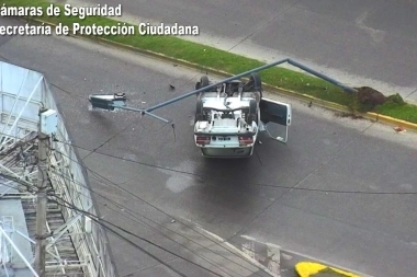 Se lo puso de sombrero: conductor alcoholizado impactó un poste de luz y volcó el Renault 12