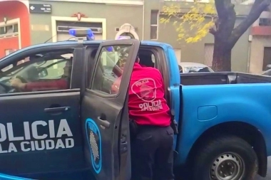 Sujetos con antecedentes les robaron a una mujer en la casa y los detuvieron cuando huían en colectivo