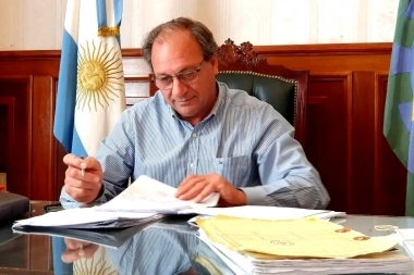Escrachado por la oposición, alcalde bonaerense se arrepintió de aumentarse su sueldo en un 50%