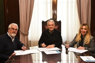 Alak y la Provincia firmaron un convenio para transformar a La Plata en un “Municipio Donante”