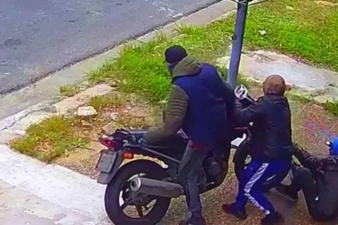 Recorren las calles como cartoneros y cuando se aburren roban motos