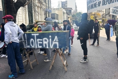 Tensión y bombas de estruendo: Agencieros reclamaron frente al Instituto de Lotería y Gobernación