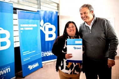 En un emotivo acto, Cascallares entregó adjudicaciones de viviendas a familias relocalizadas en barrio lindo