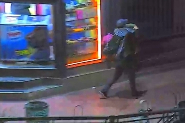 Fanático de los muebles: grabado por las cámaras, lo detuvieron por robar sillas de una heladería