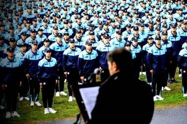 Kicillof tomó juramento a cadetes de la Policía bonaerense y reclamó la quita “ilegal” de recursos