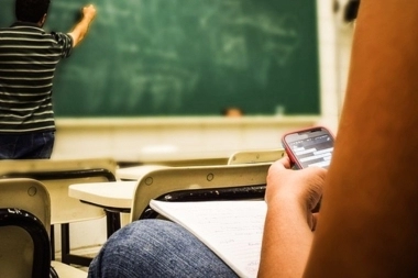 Escuelas alertan por nuevas modalidades de bullying: qué son las cuentas de “chismes” y “confesiones”
