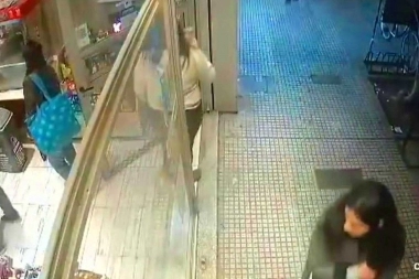 No es una dulzura: aprovechó que el local estaba lleno y se robó una caja de bombones rellenos