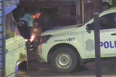 Detuvieron a dos hombres que robaron el parabrisas de una camioneta estacionada en la vía pública