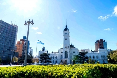 Alak dispuso un aumento del 6,5% para el salario de los municipales en La Plata