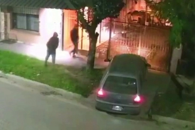 Terror en Merlo: motochorros armados asaltaron a un hombre y un automovilista se arriesgó para zafar