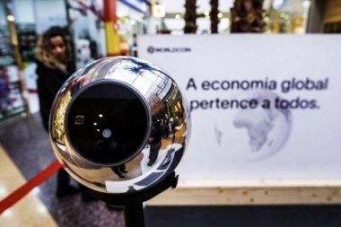 Millonaria multa a Worldcoin: la empresa que escanea ojos a cambio de criptomonedas