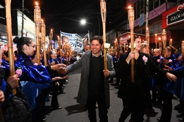 Kicillof acrecienta el respaldo del Movimiento Evita: marcha de antorchas por el fallecimiento de Eva