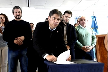 Lazos aceitados: el Gobierno bonaerense oficializó la controversial cesión de ambulancias a Chubut