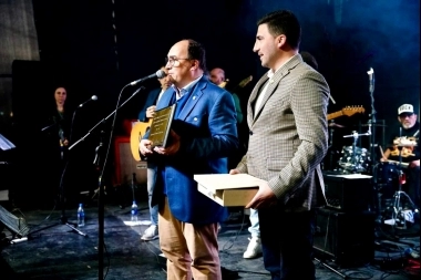 Egüen entregó placa al Intendente Salomón por el 161º aniversario de Saladillo