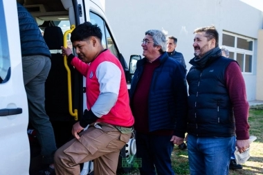 Juanci Martínez entregó una combi 0km para la Escuela Agraria en Rivadavia