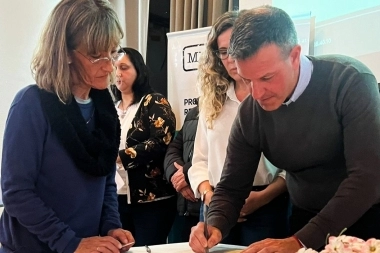 Sciani encabezó la entrega de 40 firmas de escrituras para familias de Roque Pérez