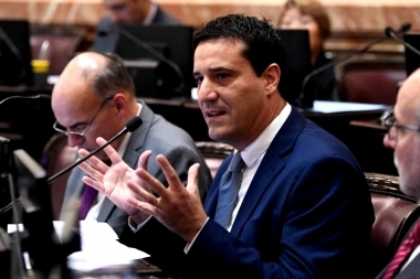 Abad criticó la foto de Kicillof con intendentes: “Festeja que cumple con la ley, innecesario y contradictorio”