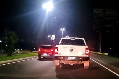 Una camioneta del Ministerio de Desarrollo Agrario corriendo picadas y con maniobras peligrosas en una ruta de La Plata