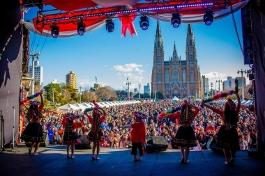 Cargado de música, danzas y gastronomía, llega una nueva edición de “Perú Vive” en La Plata