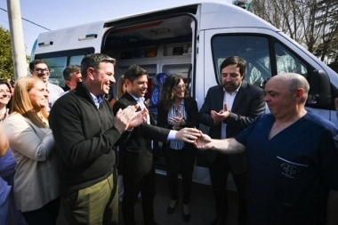Kicillof aterrizó en territorio massista para la entrega de una ambulancia y equipo médico