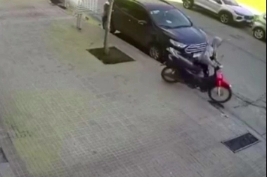 La Plata sin control: encapuchado se robó una moto a la rastra en el centro de la ciudad