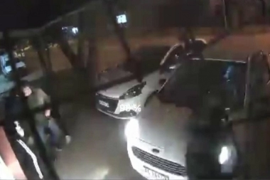 La peor bienvenida: llegaron a la casa y delincuentes armados le robaron el automóvil