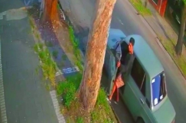 Enamorados de lo ajeno: en Lanús buscan a una pareja que roba vehículos en la vía pública