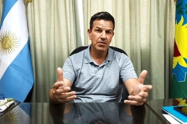 Sciaini entregó subsidios y material didáctico a las escuelas de Roque Pérez