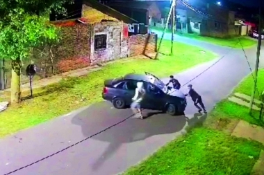 En la madrugada, descalzos y con empujones, adolescentes le robaron el auto a un familia