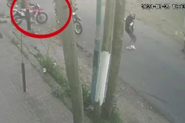 Motochorros pirañas: media docena de delincuentes asaltaron a un motoquero y le arrebataron el vehículo