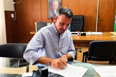 Sciaini firmó un convenio para mejorar la infraestructura escolar de Roque Pérez