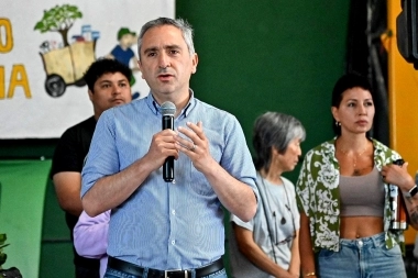 Entre elogios y guiños, Mayra Mendoza compartió acto con Larroque: ¿hay bandera blanca?
