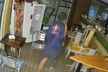 Luego de varios robos, cayó el rompe persianas de Merlo que dormía en la esquina de la comisaría