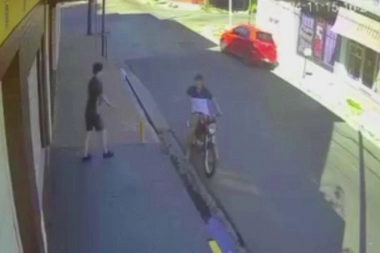 Motochorros cazan alumnos de los colegios en Lanús: "Dame el celular, dale porque te meto un tiro"