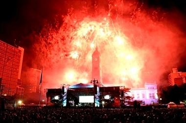 Con más de 125 mil personas, La Plata celebró su 142° aniversario en Plaza Moreno