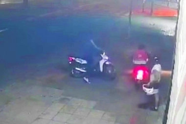 Falsos delivery le pusieron el arma en la cara y le robaron a un motoquero