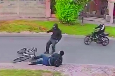 Motochorros asaltaron a un ciclista a pocos metros de una comisaría