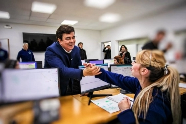 Espinoza entregó un bono especial de 260.000 pesos para los municipales de La Matanza