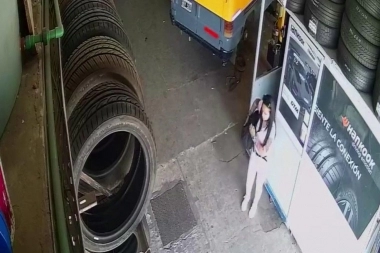 Los hizo de goma: sin ser vista, robó medio millón de un comercio que vende neumáticos