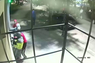 Inseguridad en La Plata:  tremenda banda de rompe portones atacó un edificio del casco urbano