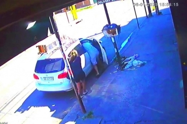 Llegó a la carrera y arrebató una camioneta cuando le ataban un mueble en el techo
