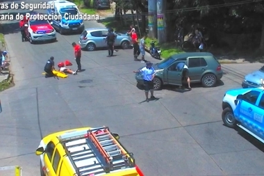 Tremendo choque entre un auto y una moto en el centro de Tigre