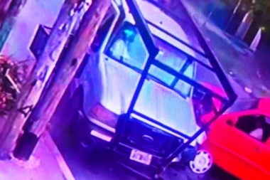 Volvían de trabajar en la camioneta y otro conductor los partió al medio