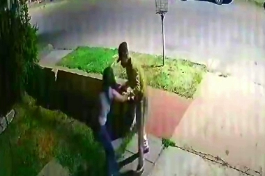 Conurbano descontrolado: la tomó del cuello a traición y le robó las pertenencias