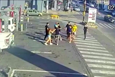 Conurbano descontrolado: delante de la policía, dos jóvenes fueron atacados por una "patota"