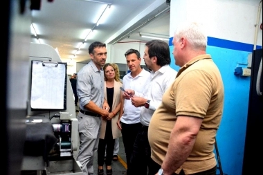 Junto a Kreplak, Sciaini recorrió una fábrica que produce prótesis médicas en San Martín