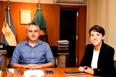 Con pedidos bajo el brazo, la intendenta de Gonzales Chaves se reunió con Larroque