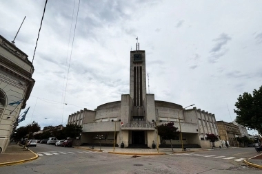 Adolfo Gonzales Chaves otorgó un nuevo aumento salarial del 10% empleados municipales para febrero