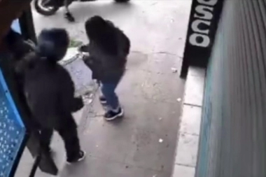 Conurbano desolador: la asaltaron cuando esperaba el micro en una "parada segura" de Merlo