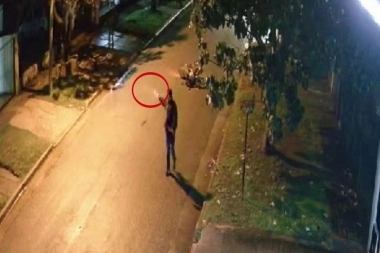 Conurbano descontrolado: motochorro se defendió a balazos del ataque de vecinos en Moreno